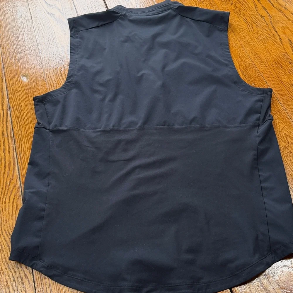 Under Armour black men’s zip front vest.  Front pockets. Size XL fitted. - Picture 5 of 9
